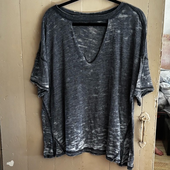 We The Free gray distressed raw hem v-neck short sleeve shirt size M - Picture 1 of 13